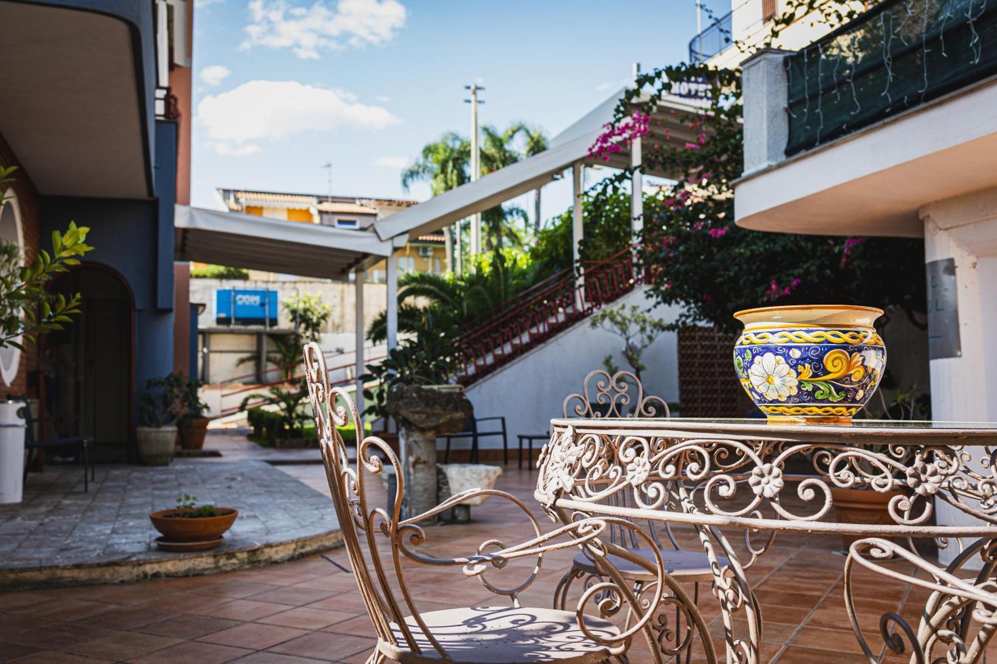 Hotel Alexander Giardini-Naxos Buitenkant foto